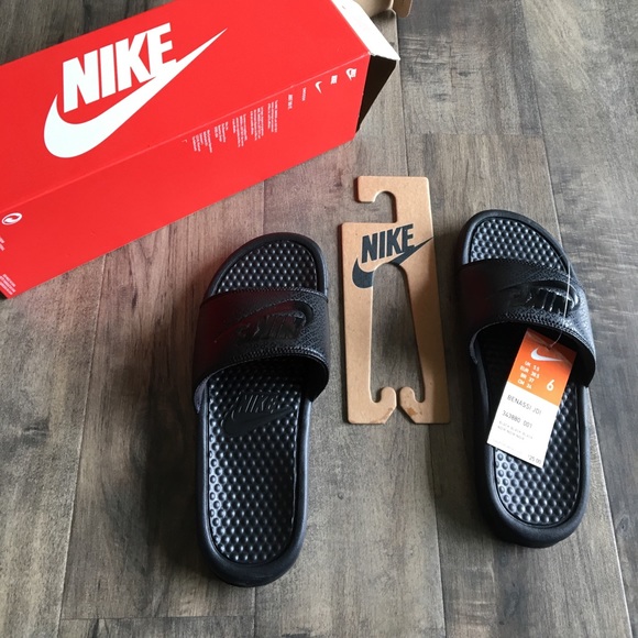 nike benassi slides size 6